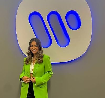 Adriana Torrón firma con Warner Music Latina