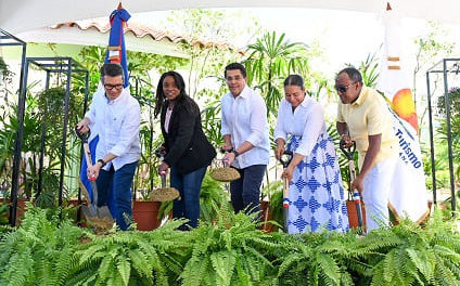 Ministro de Turismo inaugura parque en Bánica