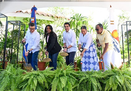 Ministro de Turismo inaugura parque en Bánica