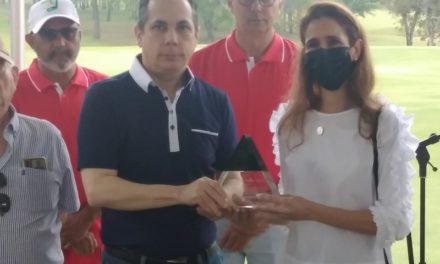ACIS rinde homenaje póstumo Carlos A. Fondeur durante  XVIII torneo Clásico de Golf 2022