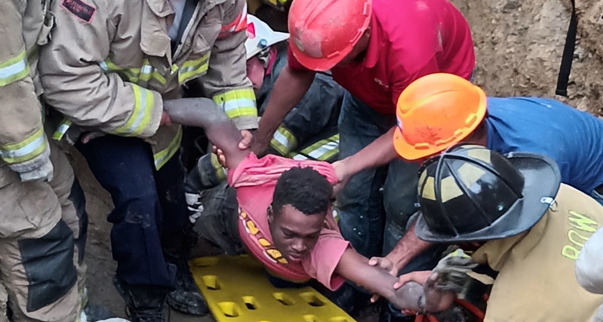 Organismos rescatan tres personas atrapadas en derrumbe zanja