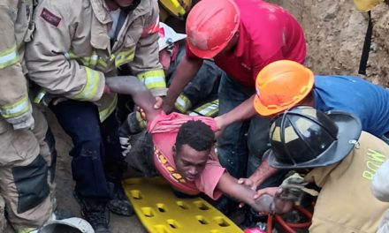 Organismos rescatan tres personas atrapadas en derrumbe zanja