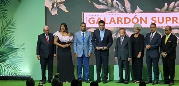 Gabinete de Turismo recibe “Galardón al Mérito Supremo en el Turismo Dominicano”