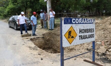 Coraasan restablece suministro agua potable en ensanche Gómez tras solucionar obstrucción en tubería