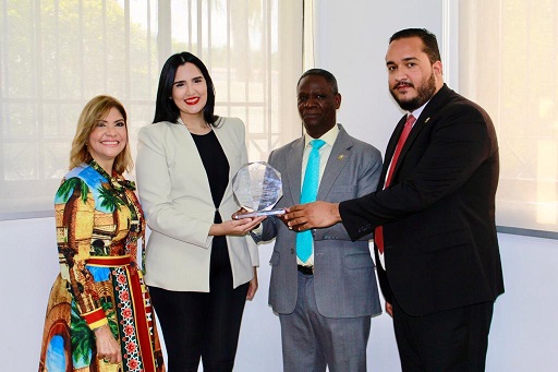 Aisha Syed recibe reconocimiento del Parlacen