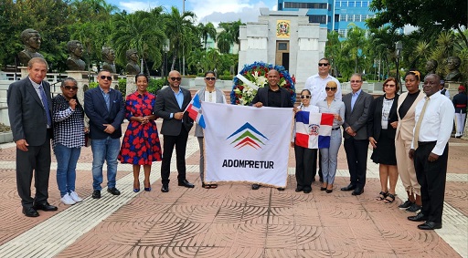 Adompretur celebra 45 aniversario con ofrenda floral en Altar de la Patria