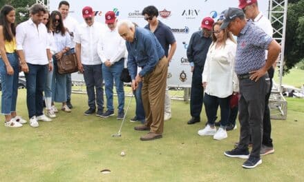 Félix García hace el drive de salida en Grand Thomás Celebrity de Golf