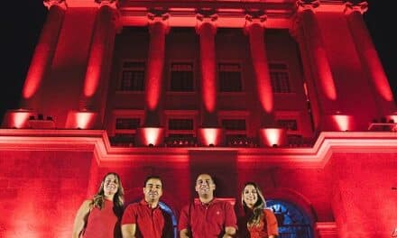 Monumento se ilumina de rojo en conmemoración día Mundial del Corazón