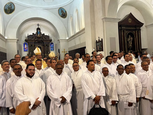 Arquidiócesis de Santiago consagra 45 presidentes de asamblea