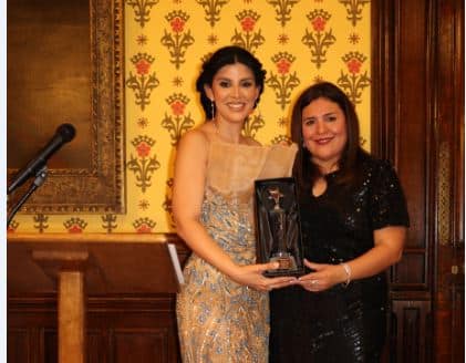 Doctora Tania Medina recibe premio en el Parlamento británico