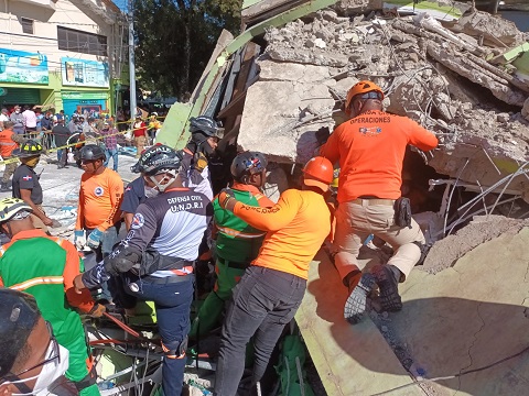 Colapsa edificio en La Vega, dos mujeres continúan atrapadas