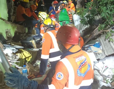 Rescatan 5 personas de edificio colapsado, mujer continua bajo escombros