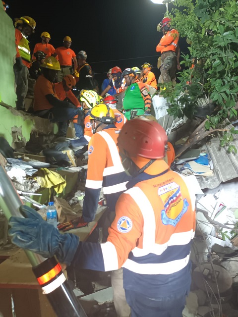 Rescatan 5 personas de edificio colapsado, mujer continua bajo escombros