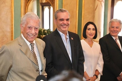 Vargas Llosa ahora es dominicano, afirma RD es un ejemplo para AL