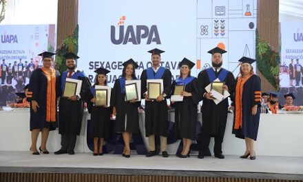 UAPA celebra su graduación 68