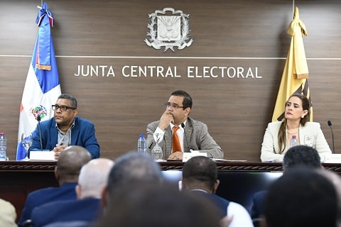 JCE sostiene reunión con delegados de organizaciones políticas