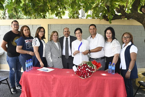 Reconocen trayectoria de más de tres décadas de maestra en Santiago