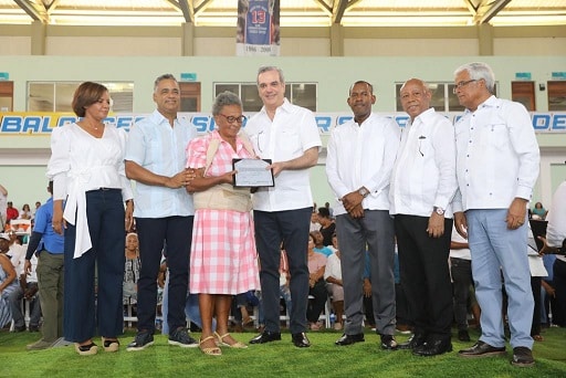 Abinader entregó 1,280 certificados de títulos en Sabana Grande de Boyá