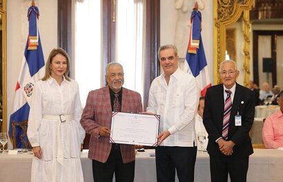 Presidente otorga Medalla Presidencial al Mérito Civil a 8 músicos típicos