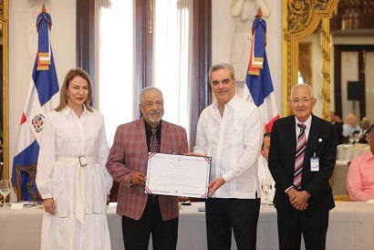 Presidente otorga Medalla Presidencial al Mérito Civil a 8 músicos típicos