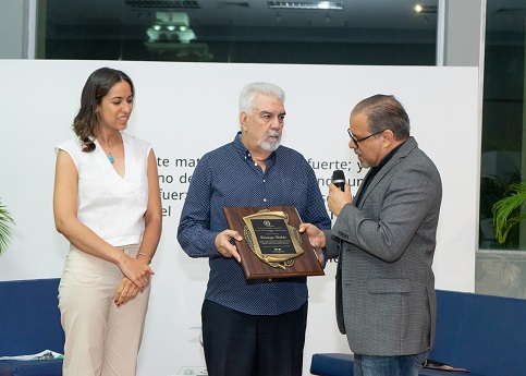 Centro de Convenciones UTESA rinde homenaje a Domingo Batista en clausura exposición Iterum