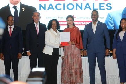 Vicepresidenta encabeza acto de entrega de 8 mil becas nacionales a jóvenes de todo el país