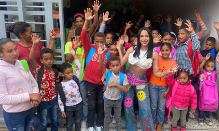 Steffany Constanza entrega útiles escolares a niños de su pueblo natal