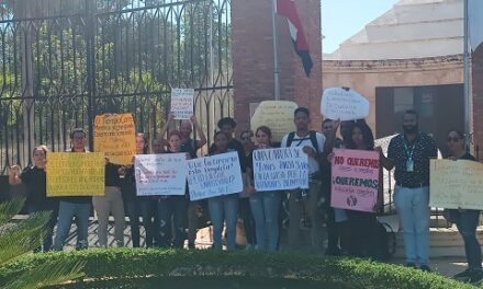 Estudiantes Lenguas Modernas y Publicidad UASD realizan huelga pacífica