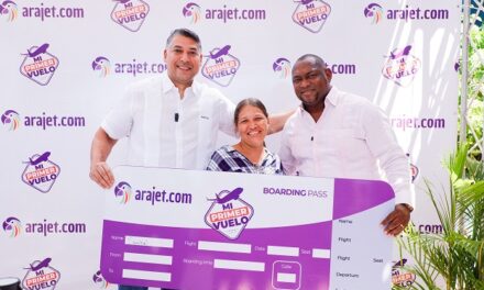Arajet inicia programa “Mi Primer Vuelo” en La Caleta de Boca Chica