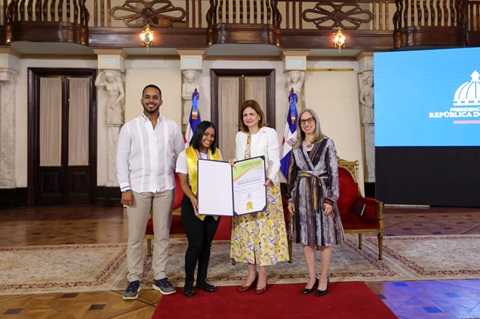 Gobierno celebra día del estudiante con premio a la excelencia académica