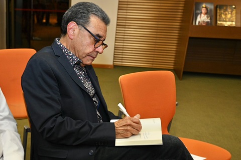 Jochy Herrera presenta libro en el Centro León