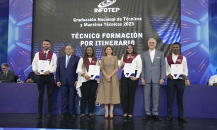 Vicepresidenta Raquel Peña encabeza graduación del INFOTEP