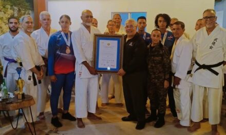 Karate de Santiago reconoce inmortal de artes marciales Chuchú Cruz