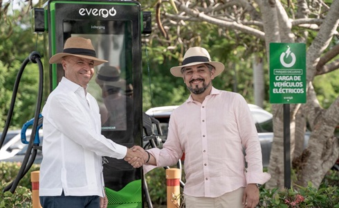 Evergo y Grupo Piñero inauguran estación de carga rápida en Playa Nueva Romana