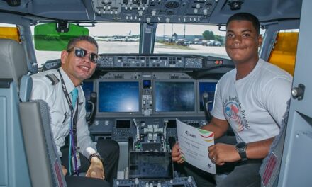 Arajet promueve cultura educativa aeronáutica con programa “Piloto por un día”