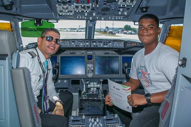 Arajet promueve cultura educativa aeronáutica con programa “Piloto por un día”