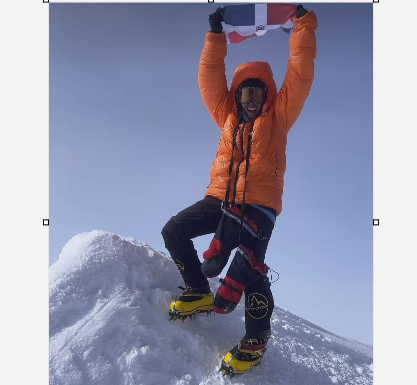 Thais Herrera lleva bandera dominicana a la cumbre de Vinson, en la Antártica