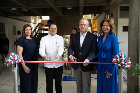 Cruz-Ayala dona laboratorio de bioanálisis a PUCMM