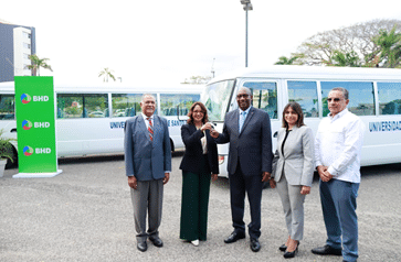 BHD dona autobuses para transporte docentes de la UASD