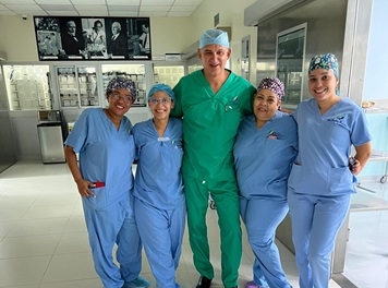 Urólogo robótico norteamericano destaca labor enfermeras dominicanas