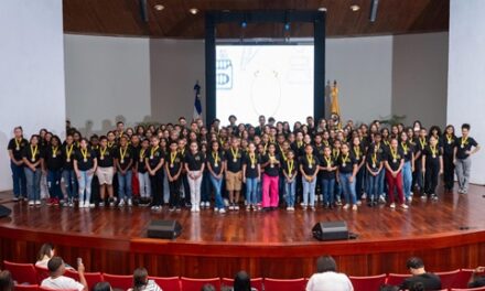 La Aurora premia el desempeño estudiantil