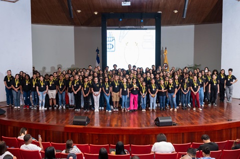 La Aurora premia el desempeño estudiantil