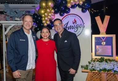 Amigos Seafood Steakhouse celebra premio “Restaurante del Año”