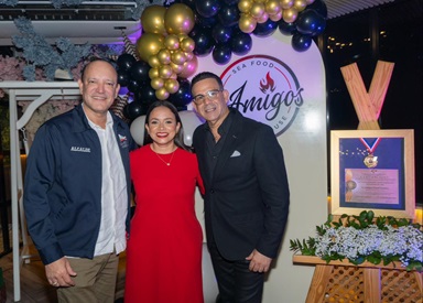 Amigos Seafood Steakhouse celebra premio “Restaurante del Año”