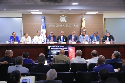 JCE presenta a las organizaciones políticas el estatus del proyecto para la renovación de la cédula de identidad y electoral