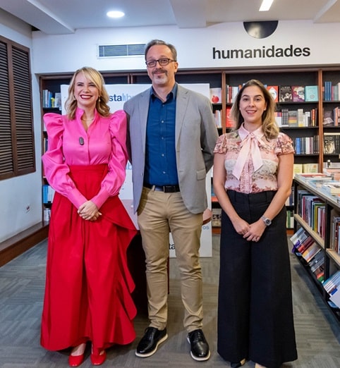 Vilma Núñez presenta su libro “De invisible a invencible” en Cuesta Libros