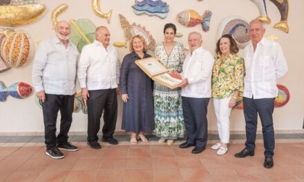 Develan mural «Mar y tierra I», del artista Antonio Prats Ventós en Centro León