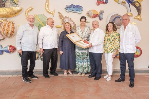 Develan mural «Mar y tierra I», del artista Antonio Prats Ventós en Centro León