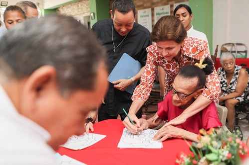 Vicepresidenta Raquel Peña supervisa distribución raciones alimenticias de los Comedores Económicos