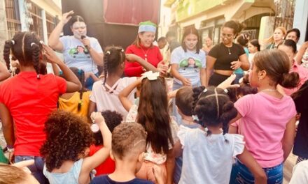 Llaniris Espinal dibuja sonrisas en el rostro de cientos de niños y niñas de comunidades de Santiago